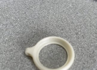 Funda de goma para poder colgar un AirTag, hecha con una impresora 3D