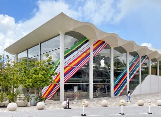 Tienda de Apple decorada con los colores de las naciones de su colección internacional de correas deportivas para el Apple Watch