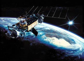 Satélite de comunicaciones en la órbita terrestre (representación, imagen no real)