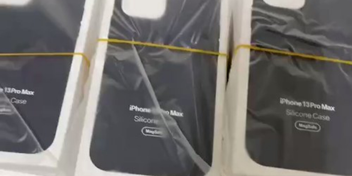 Fotograma del vídeo borrado mostrando las fundas con el nombre de iPhone 13 Pro Max