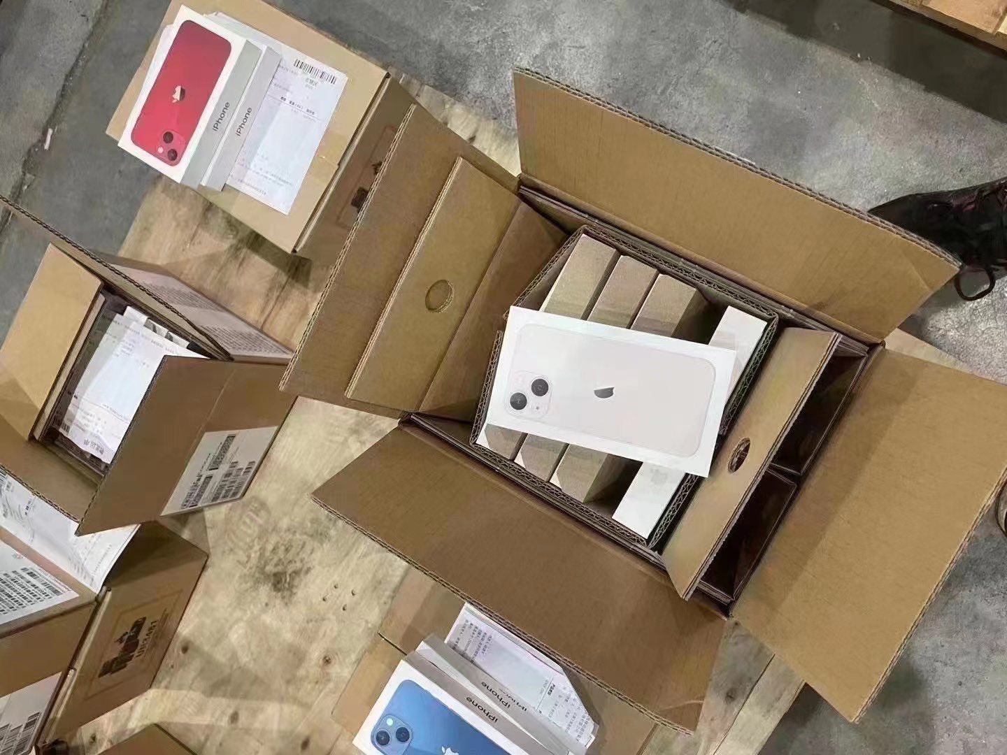 Cajas del iPhone 13 en China