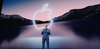 Tim Cook en la presentación del iPhone 13, delante del logo de Apple en el Steve Jobs Theater