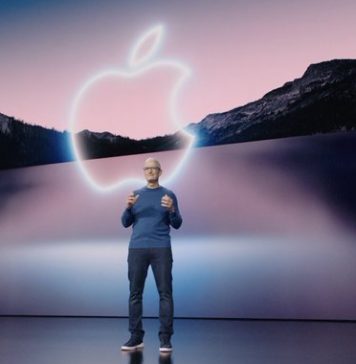 Tim Cook en la presentación del iPhone 13, delante del logo de Apple en el Steve Jobs Theater