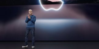 Tim Cook en la presentación del iPhone 13, delante del logo de Apple en el Steve Jobs Theater