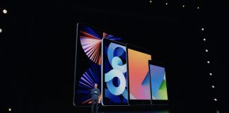 Tim Cook delante de todos los modelos de iPad que Apple vende a finales del año 2021
