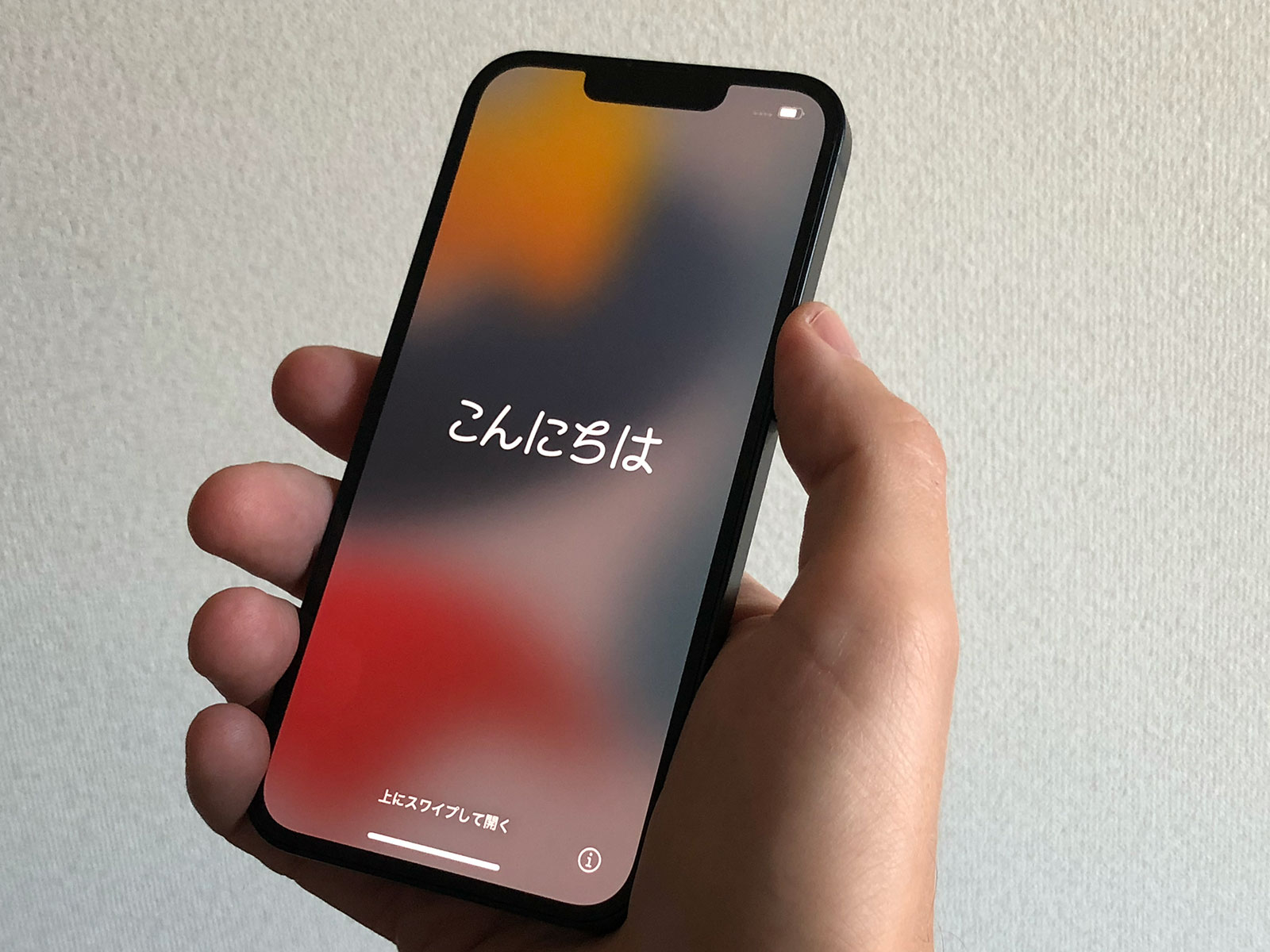 Nuevo iPhone 13 diciendo hola en japonés, konnichiwa, ?????