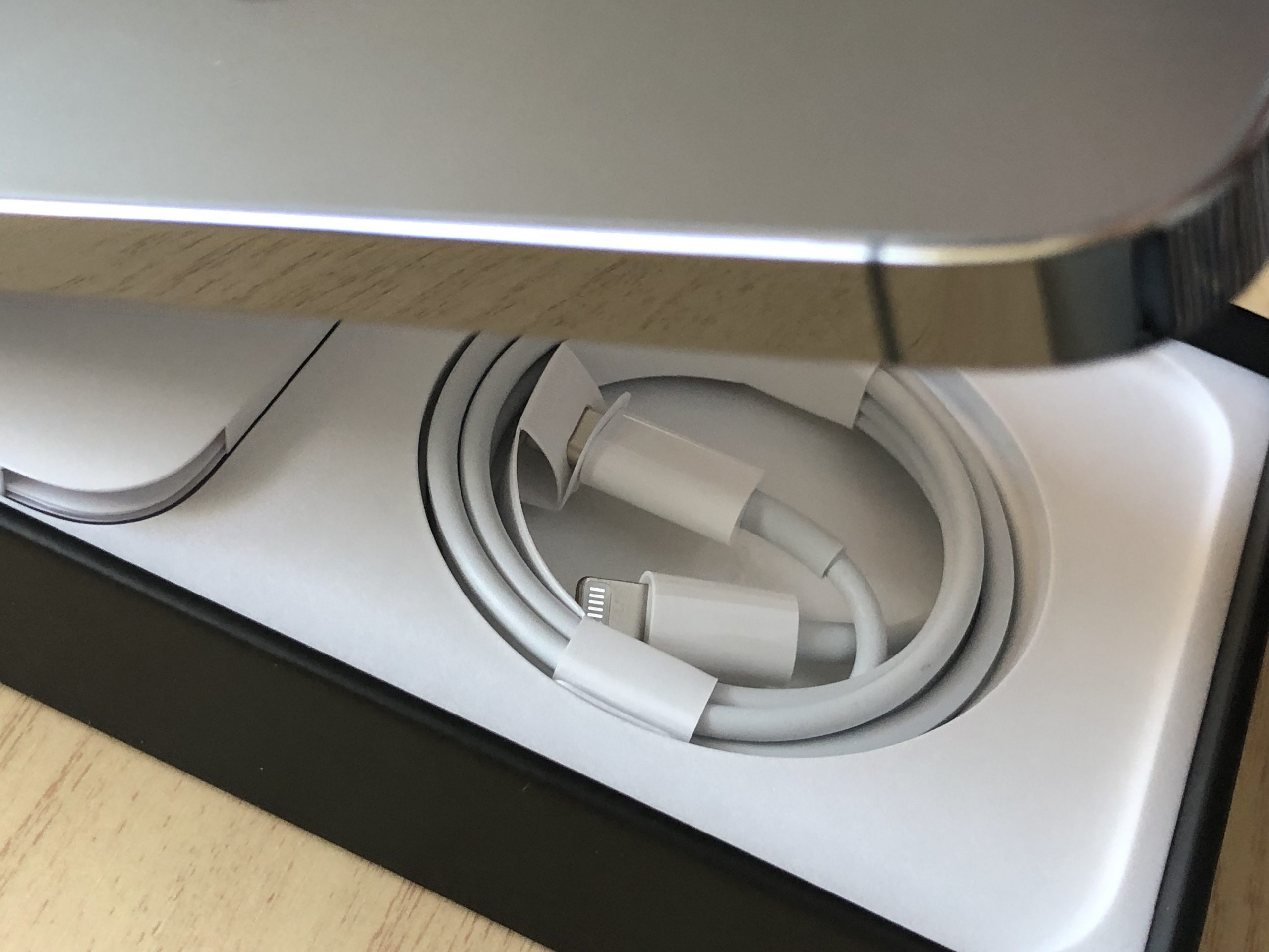 Caja del iPhone 13 Pro Max con el cable Lightning a USB-C