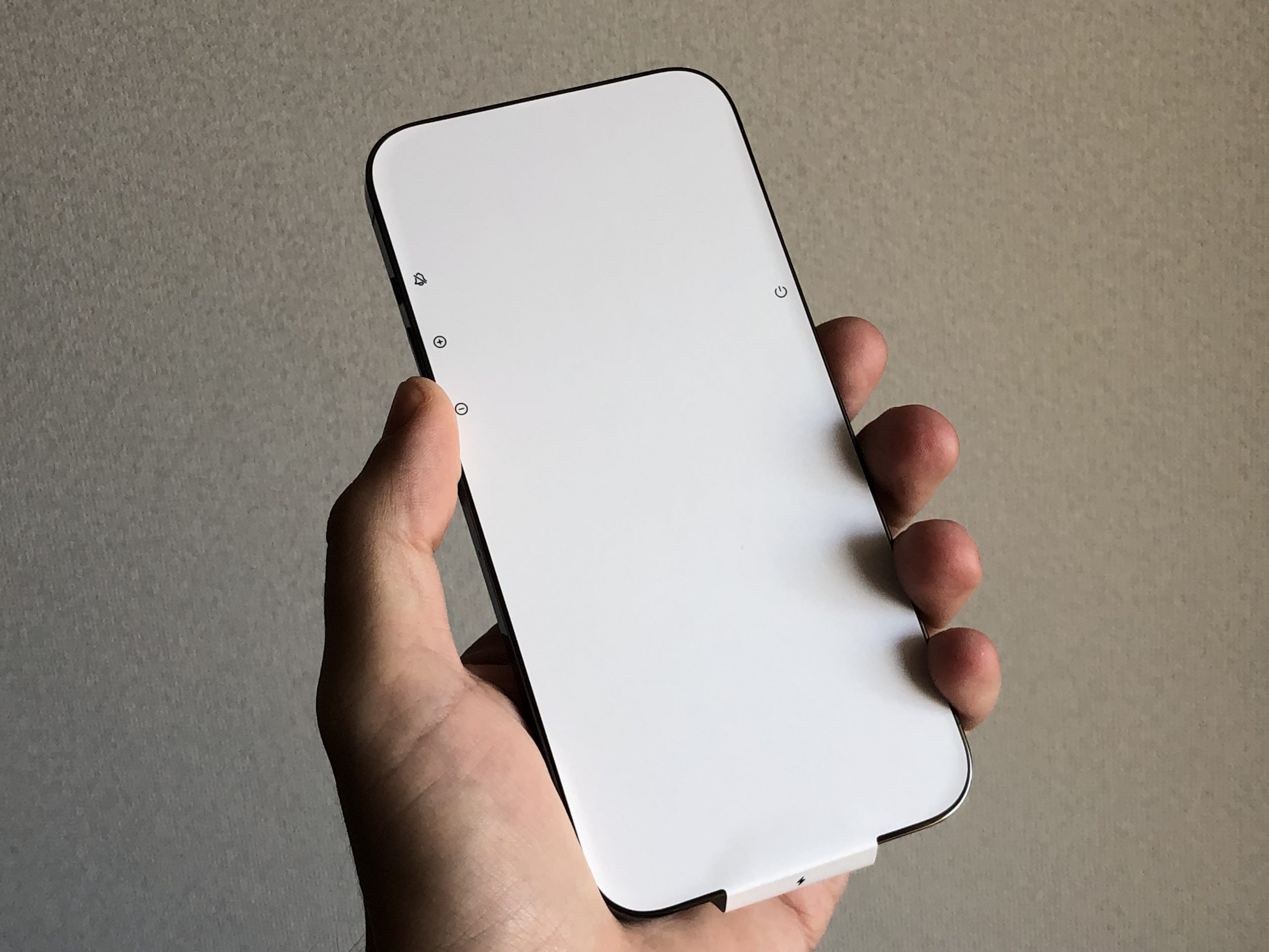 iPhone 13 Pro Max con el papel blanco que protege la pantalla