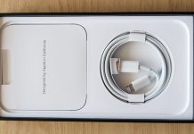 Caja de un iPhone 13 Pro Max con cable Lightning a USB-C