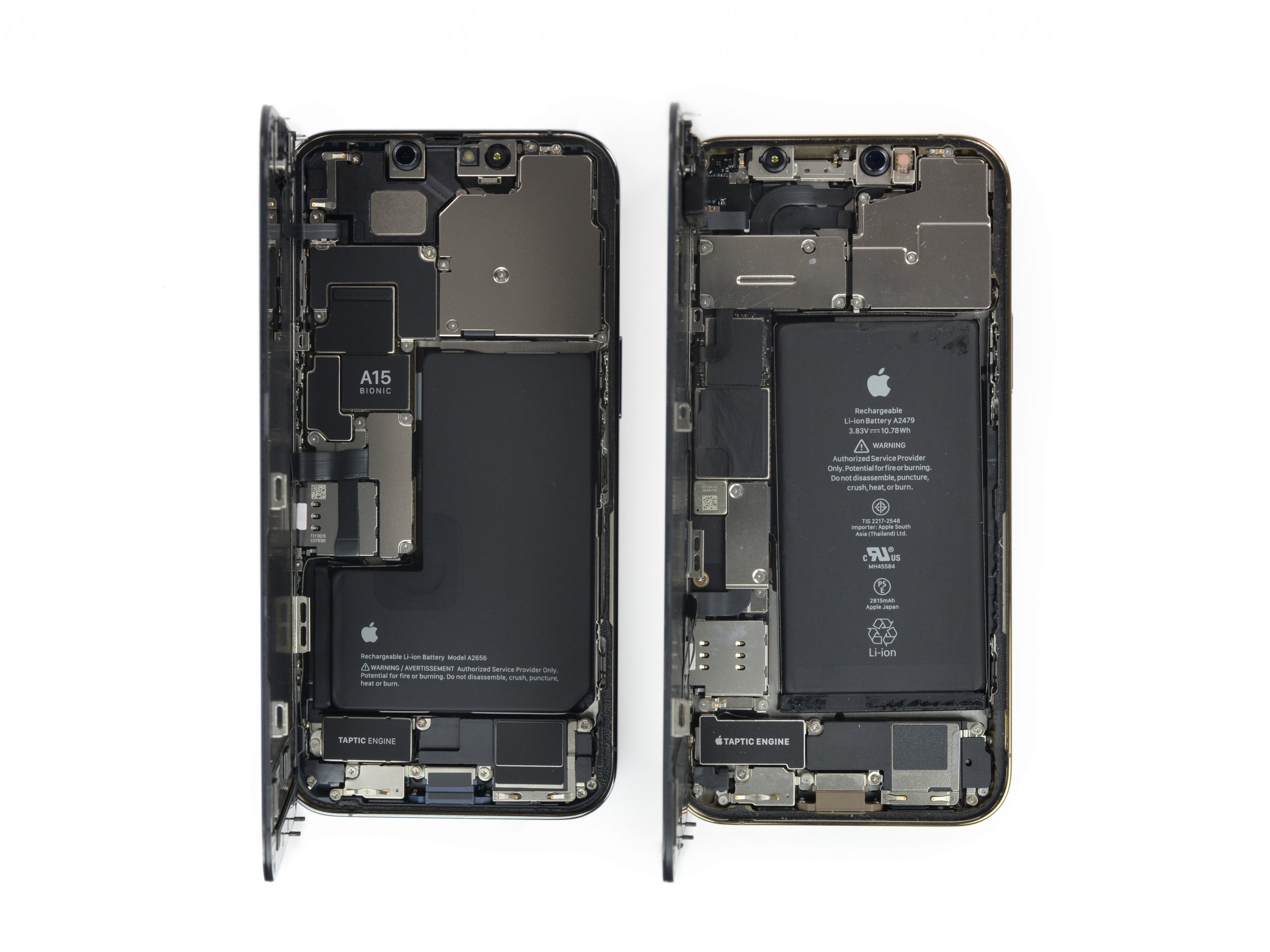 iPhone 13 Pro abierto (izquierda) y iPhone 12 Pro abierto (derecha)