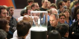 Steve Jobs admirando el iPhone
