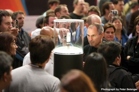 Steve Jobs admirando el iPhone