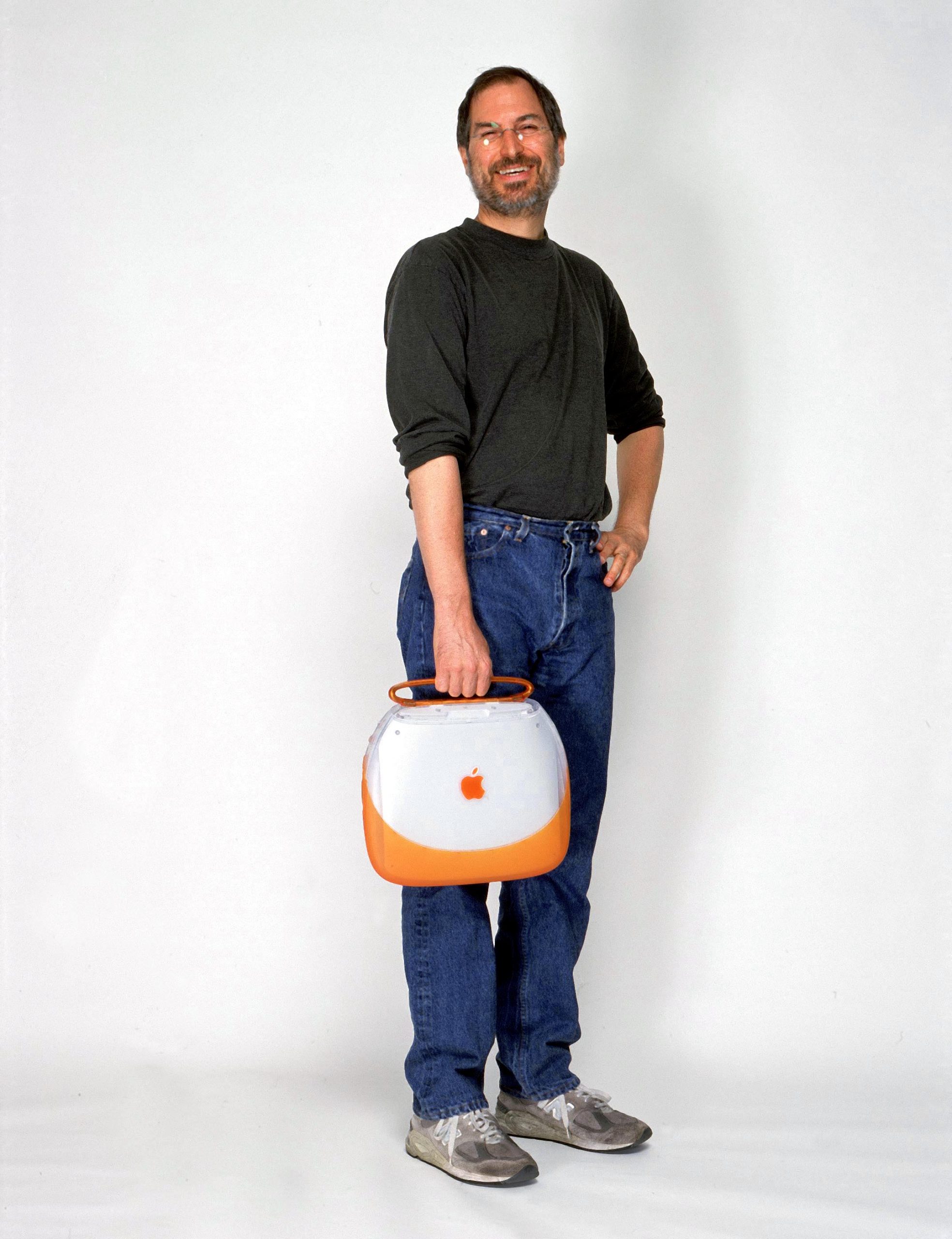 Steve Jobs con un iBook Tangerine