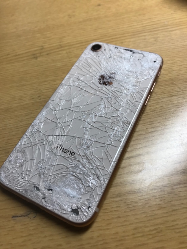 iPhone 8 con el cristal roto