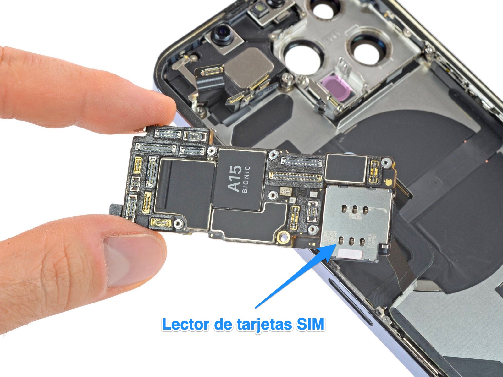 Placa base o logic board del iPhone 13 Pro con el A15 Bionic, señalando el lector de tarjetas SIM, ocupando bastante espacio en la placa base
