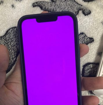iPhone 13 mini con la pantalla en rosa