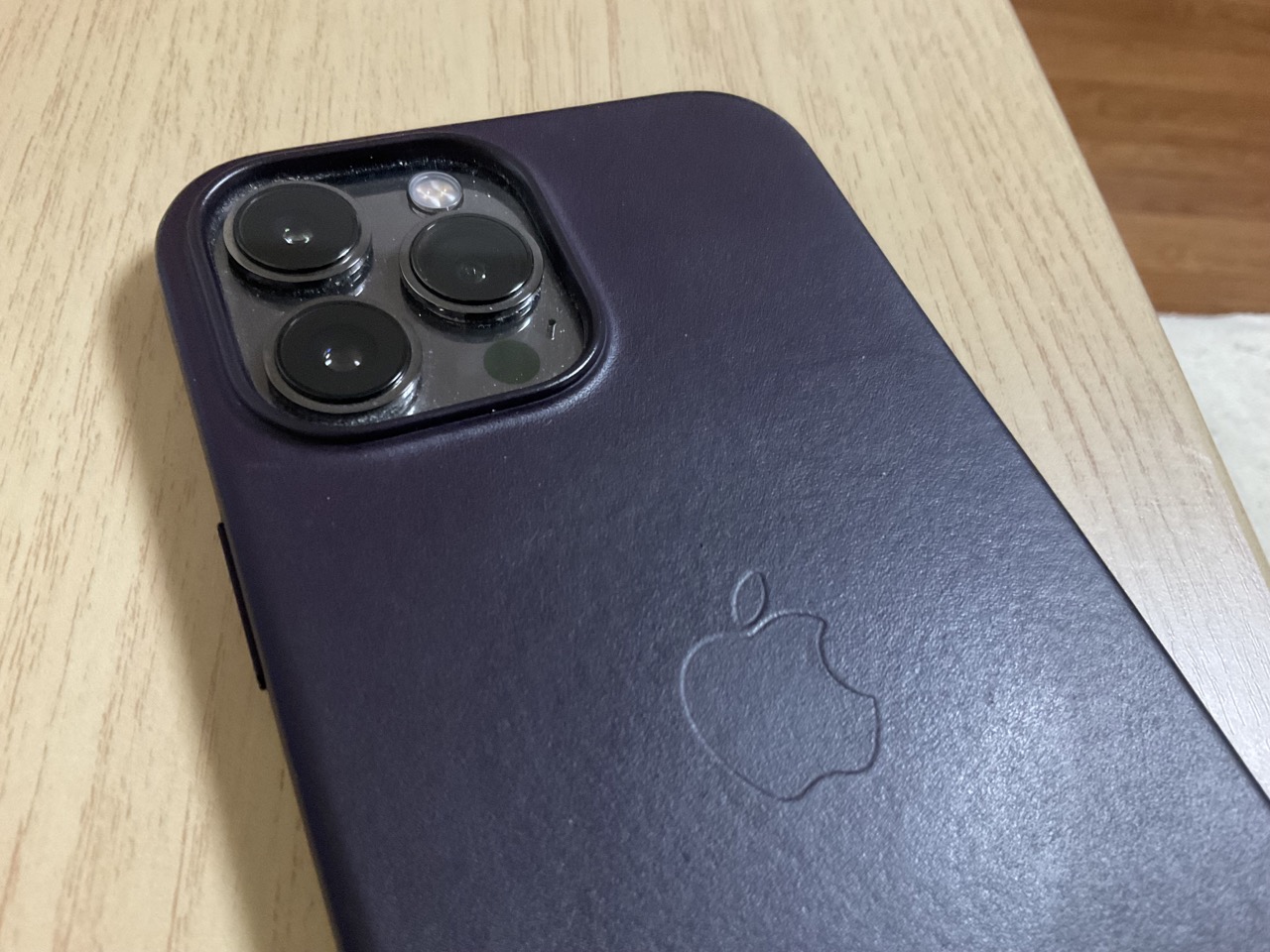iPhone 13 Pro Max con funda de piel de color cerezo