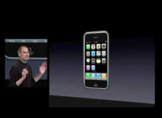 Steve Jobs y el iPhone en la presentación de la App Store