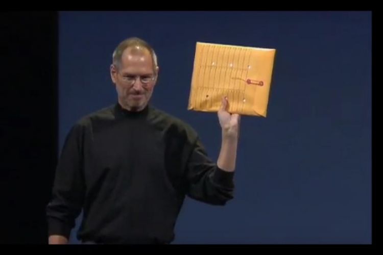 Steve Jobs presentando el MacBook Air original en un sobre postal