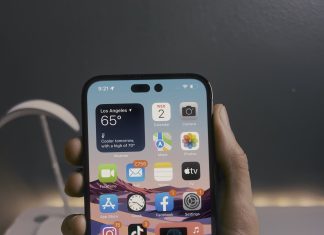 Montaje fotográfico mostrando el aspecto que tendría un iPhone 14 con dos orificios en la pantalla