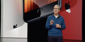 Tim Cook presentando el iPhone SE 3