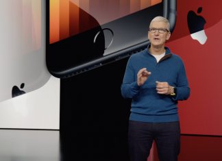 Tim Cook presentando el iPhone SE 3