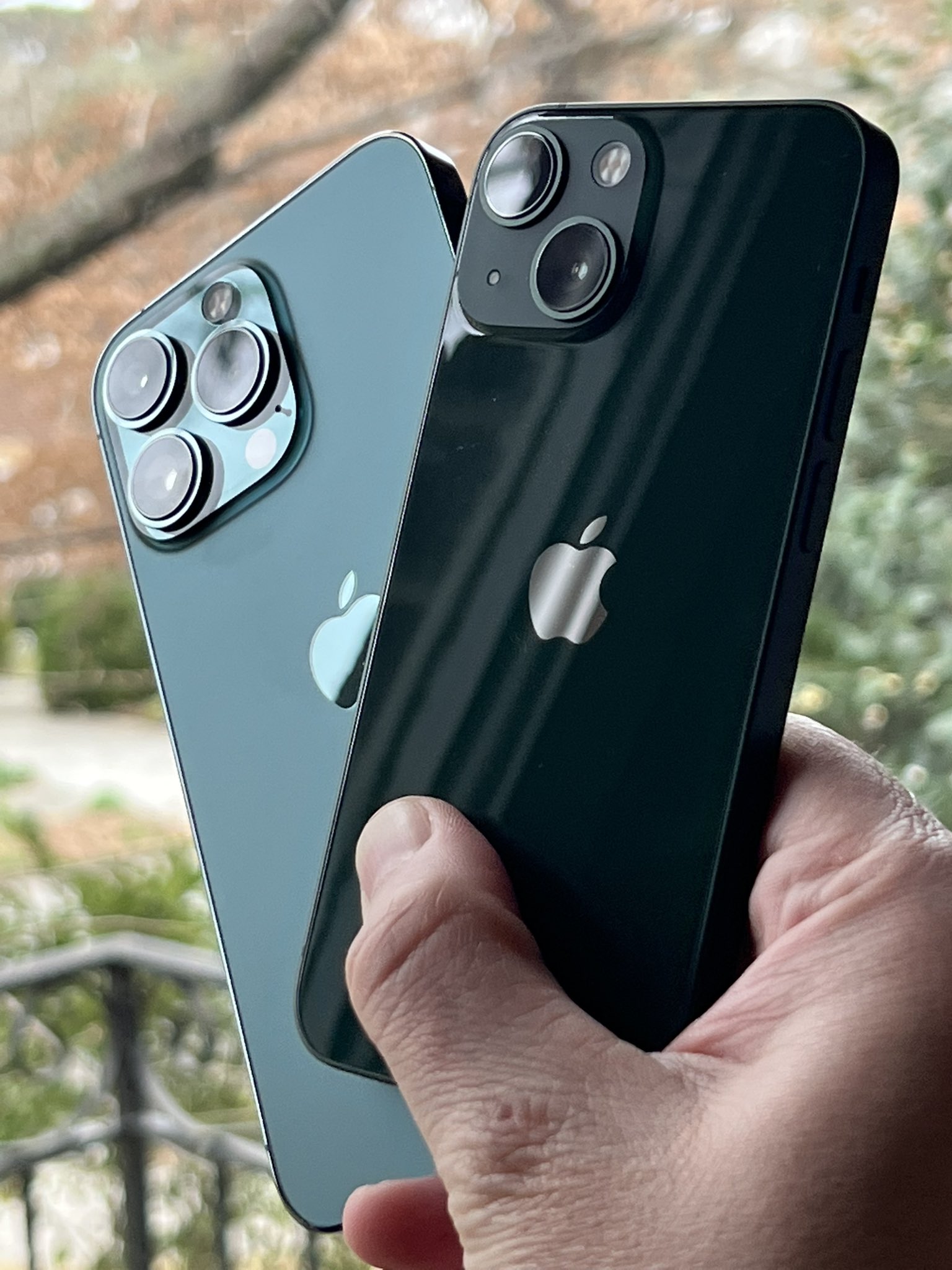 iPhone 13 y 13 Pro en verde y verde alpino respectivamente