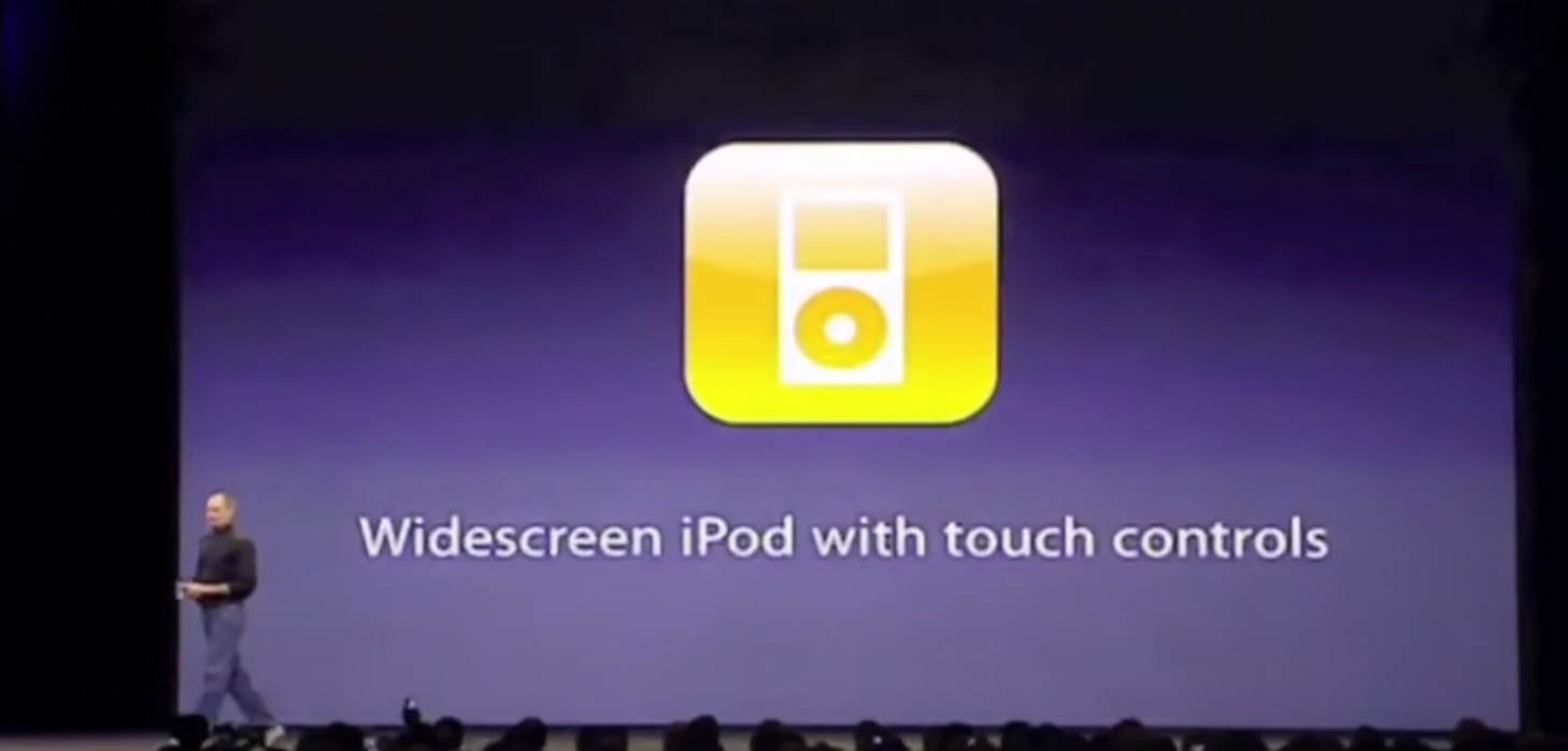 Steve Jobs presentando el iPod con pantalla rectangular y una pantalla táctil
