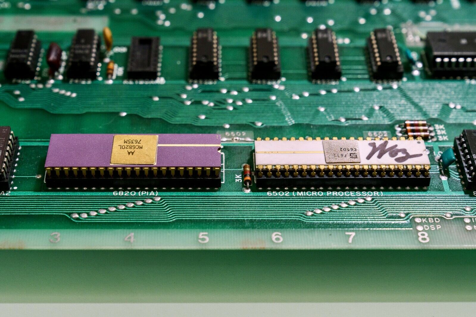 MOS 6502 firmado por Wozniak. El chip a su izquierda se encarga de controlar el teclado