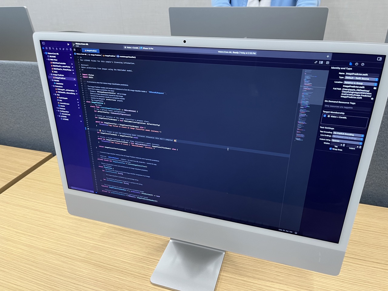 Interior del Developer Center, iMac con M1 con Xcode