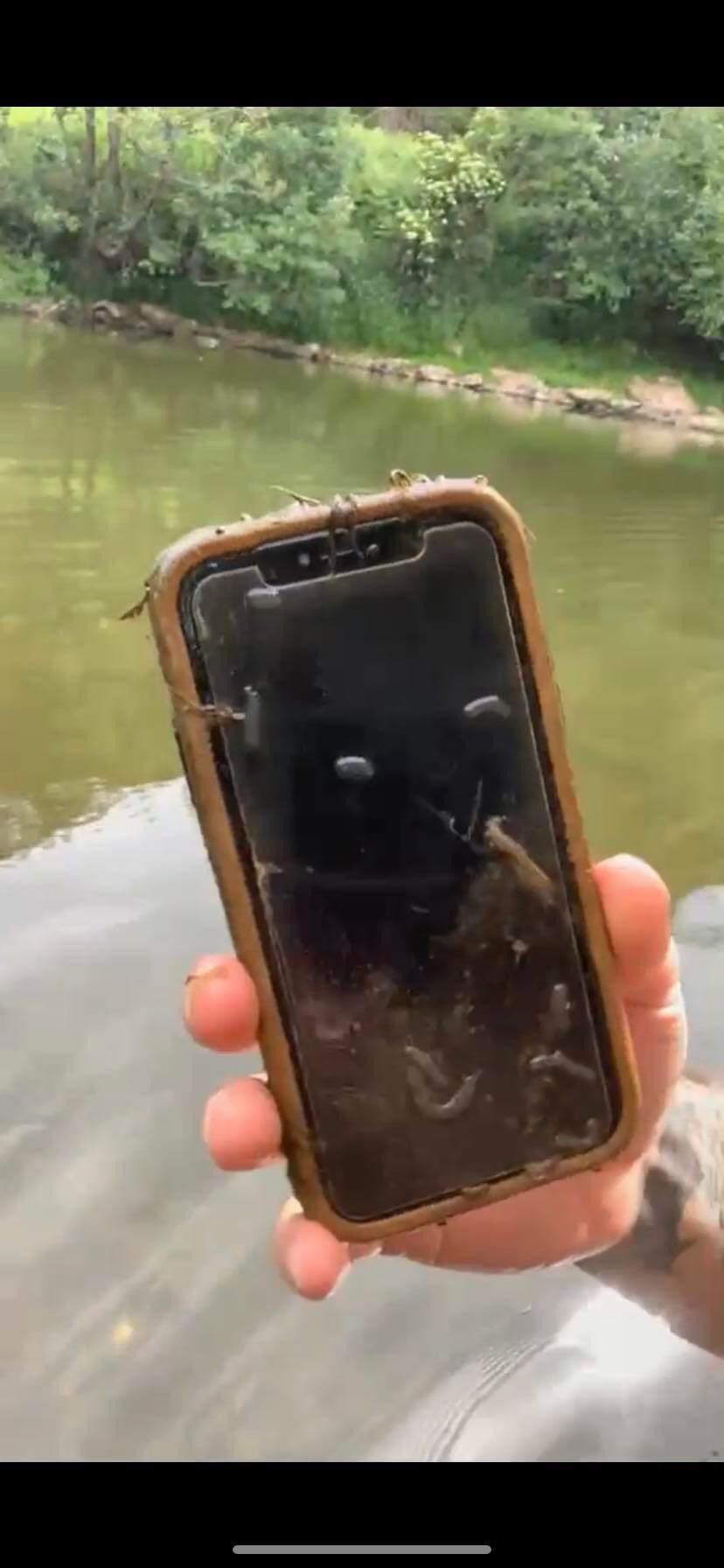 iPhone XR rescatado del fondo de un río
