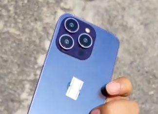 Maqueta del iPhone 14 Pro en color azul con tonos morados según le de la luz