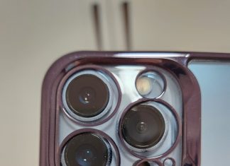 Funda para iPhone 14 Pro sobre un iPhone 13 Pro, mostrando la diferencia de diámetro de las lentes de las cámaras traseras