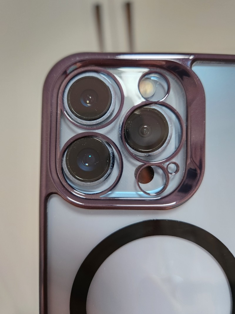 Funda para iPhone 14 Pro sobre un iPhone 13 Pro, mostrando la diferencia de diámetro de las lentes de las cámaras traseras