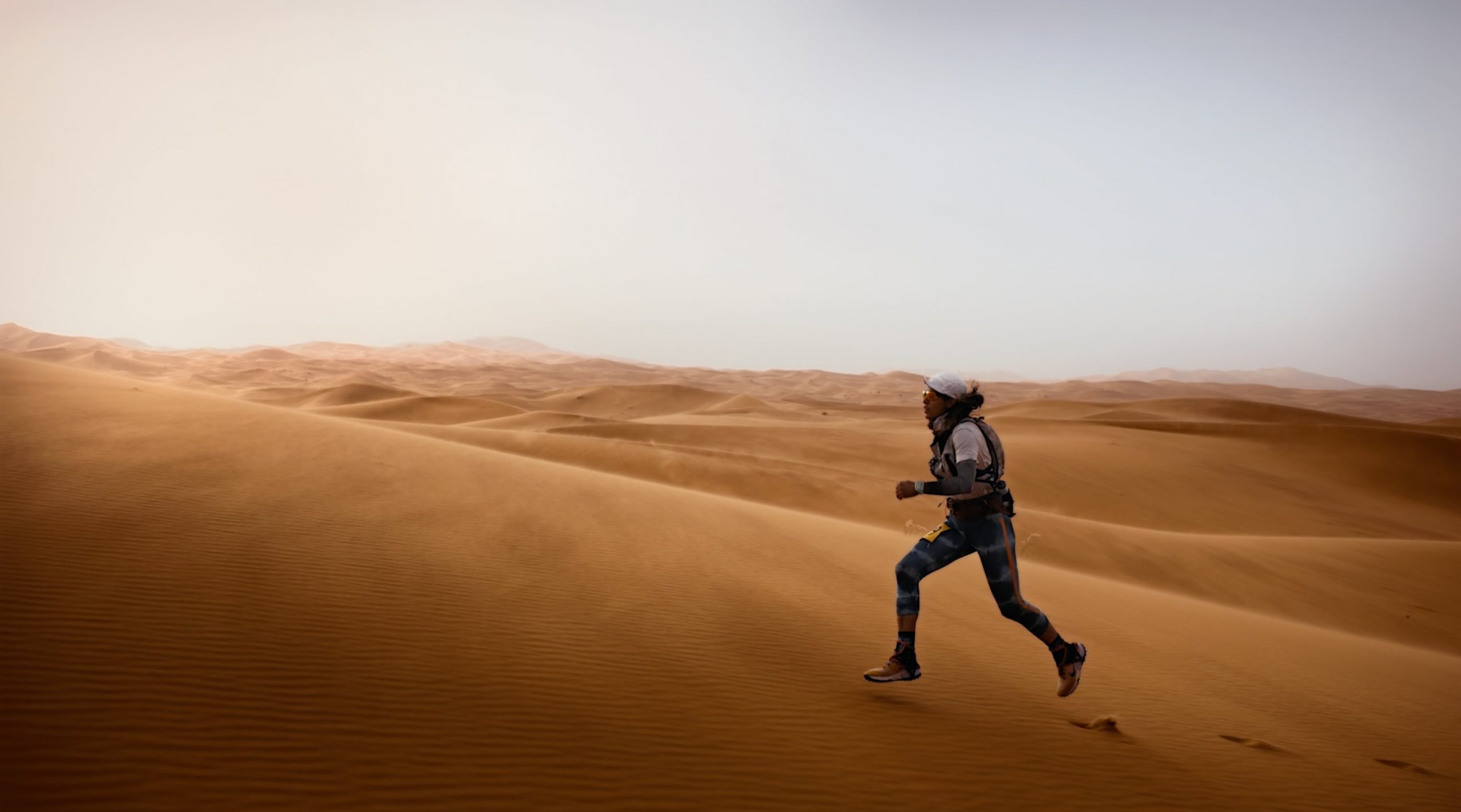 Utilizando el Apple Watch Ultra en un entrenamiento corriendo bajo un tórrido sol en las dunas de un desierto, porque why not