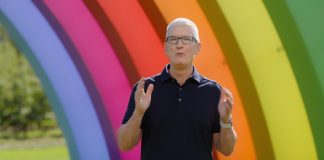 Tim Cook frente al escenario de espectáculos al aire libre dentro de los jardines del Apple Park