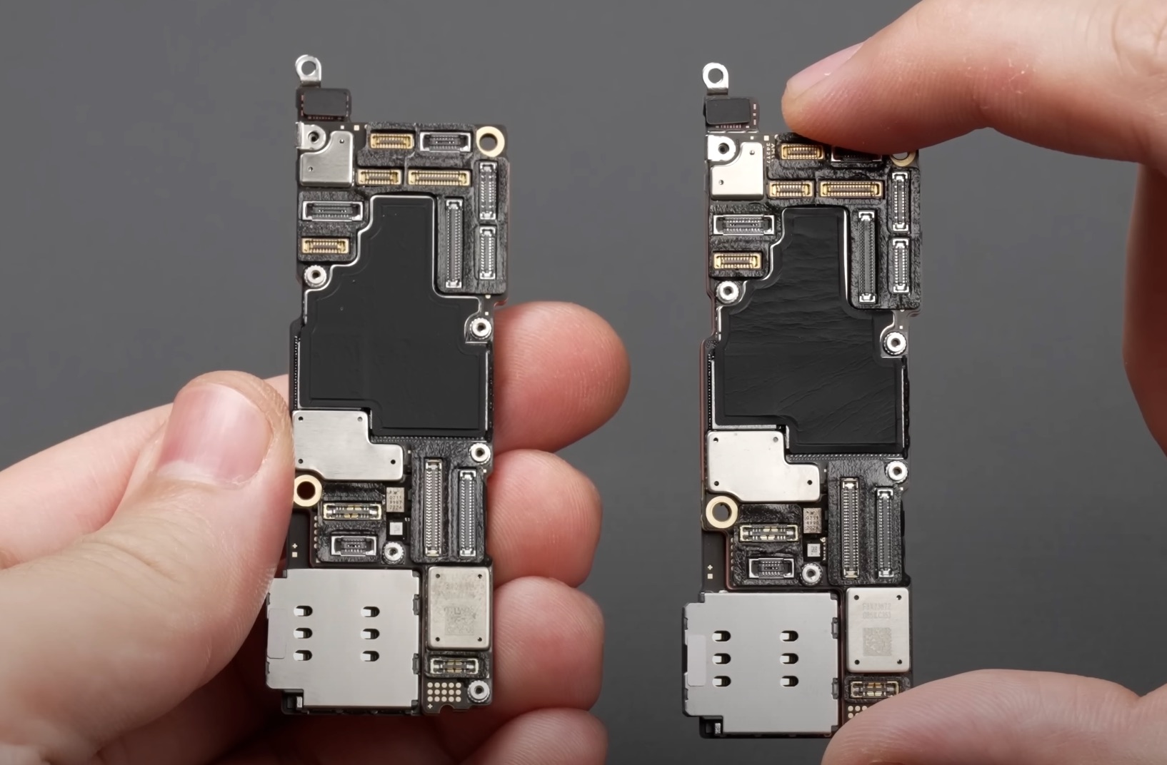 Placa base del iPhone 14 Pro Max y 13 Pro Max comparadas una al lado de la otra
