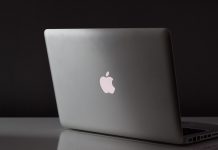 Logo de Apple iluminado en la parte trasera de un MacBook
