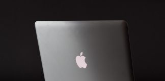 Logo de Apple iluminado en la parte trasera de un MacBook