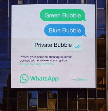 Publicidad comparativa que indica que WhatsApp es más seguro que iMessage