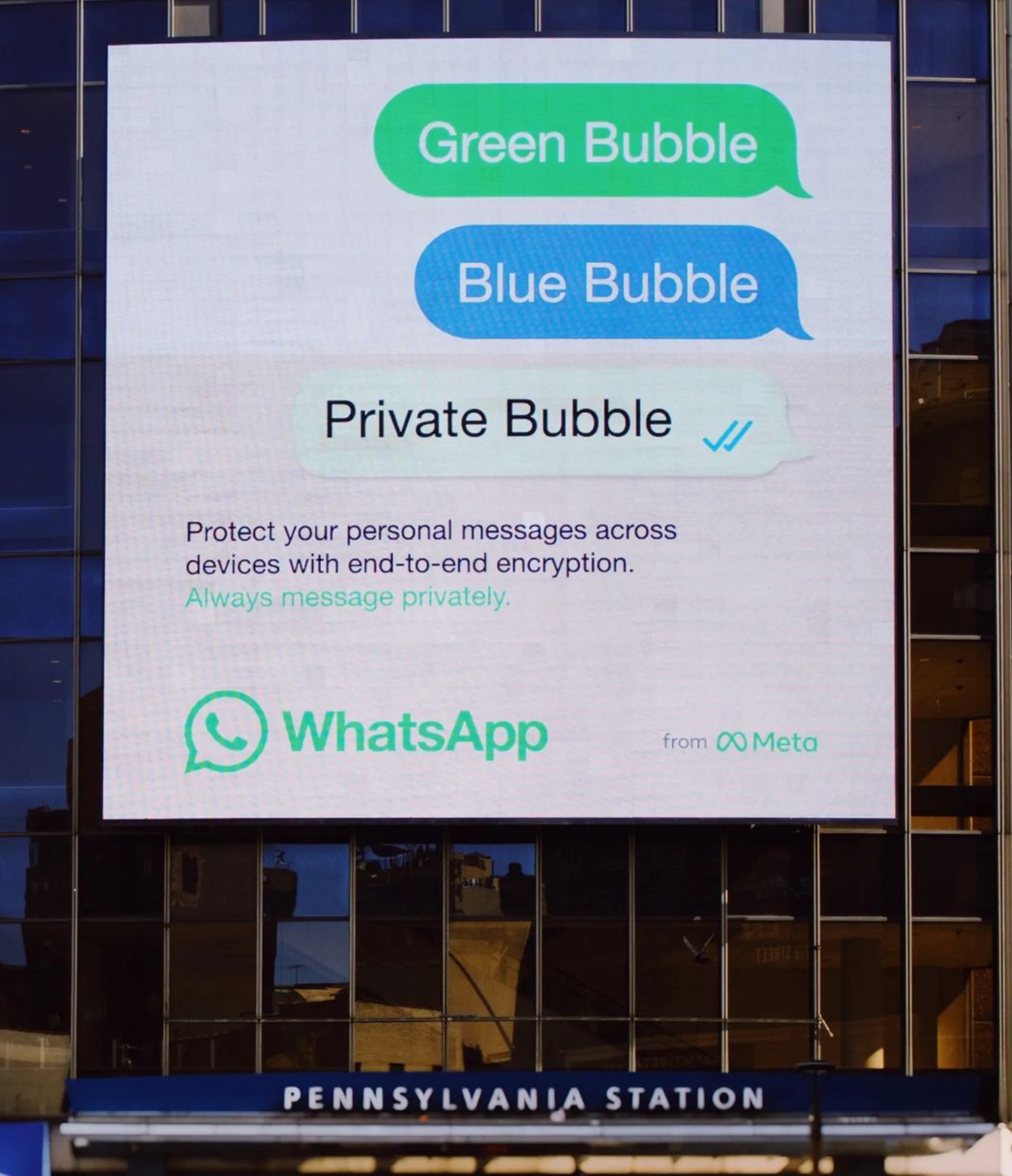 Publicidad comparativa que indica que WhatsApp es más seguro que iMessage