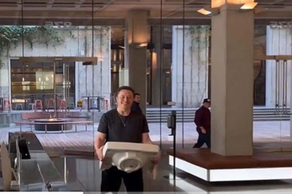 Elon Musk entrando con un lavabo a las oficinas de Twitter