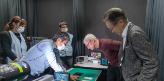 Tim Cook comprobando equipamiento de pruebas de sensores de cámara de Sony en Kumamoto, Japón