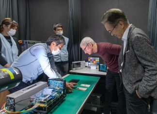 Tim Cook comprobando equipamiento de pruebas de sensores de cámara de Sony en Kumamoto, Japón