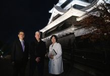 Tim Cook en el castillo de Kumamoto, Japón