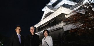 Tim Cook en el castillo de Kumamoto, Japón