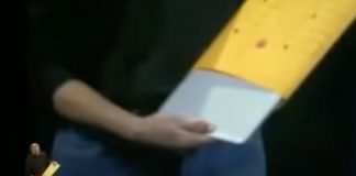 Steve Jobs sacando el primer MacBook Air de un sobre