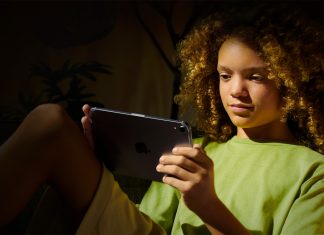 Adolescente menor utilizando un iPhone