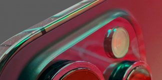 Cámara del iPhone 15 Pro con reflejo en rojo