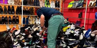 Zapatillas usadas con AirTag incluido en su suela